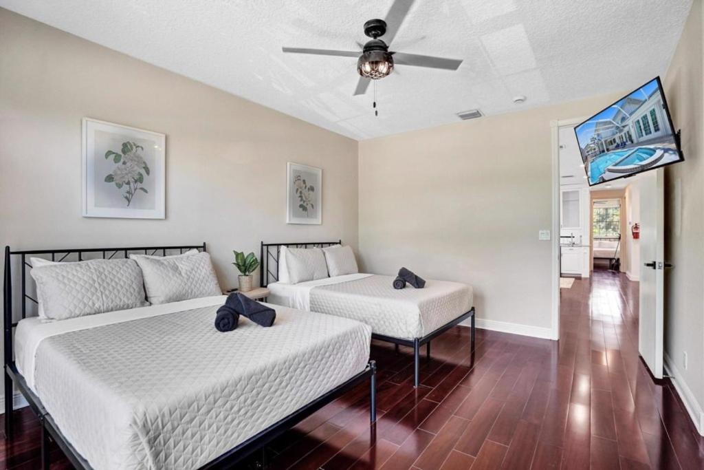 6BR Elegant Hollywood Lakes Mansion with Pool & Spa home