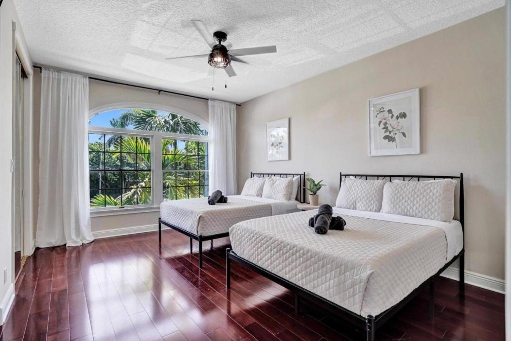 6BR Elegant Hollywood Lakes Mansion with Pool & Spa home