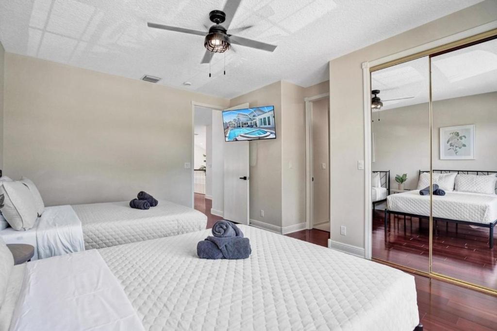 6BR Elegant Hollywood Lakes Mansion with Pool & Spa home