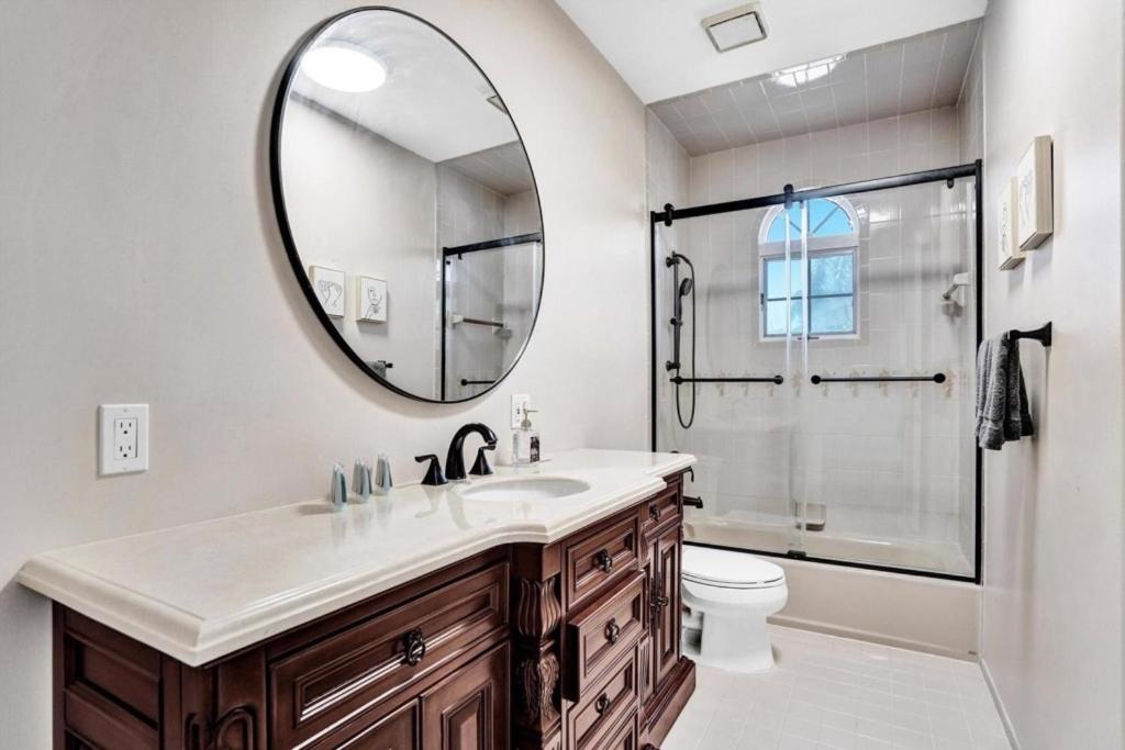 6BR Elegant Hollywood Lakes Mansion with Pool & Spa home