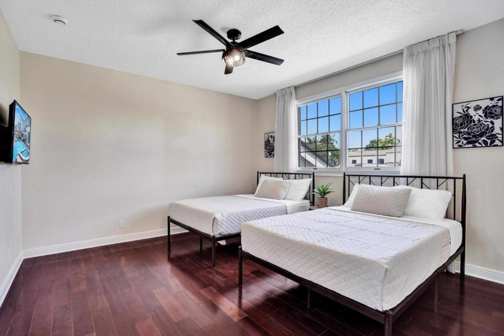 6BR Elegant Hollywood Lakes Mansion with Pool & Spa home