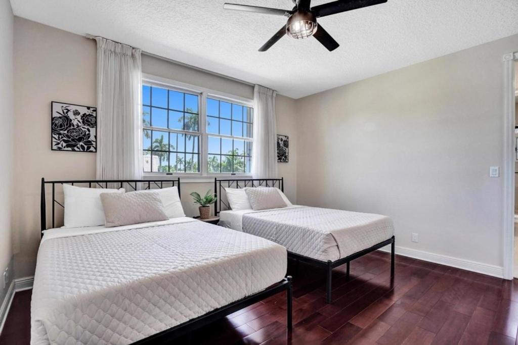 6BR Elegant Hollywood Lakes Mansion with Pool & Spa home