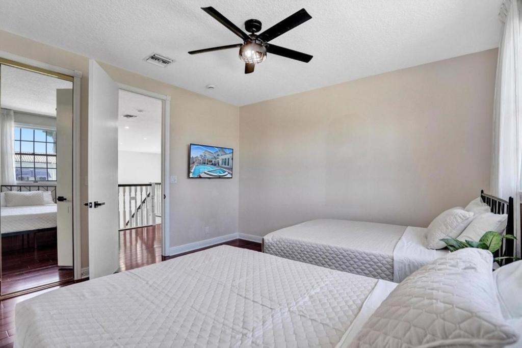 6BR Elegant Hollywood Lakes Mansion with Pool & Spa home