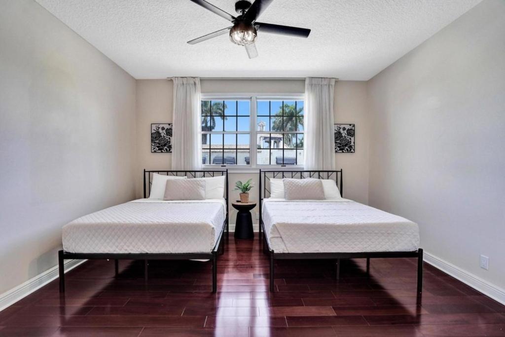 6BR Elegant Hollywood Lakes Mansion with Pool & Spa home
