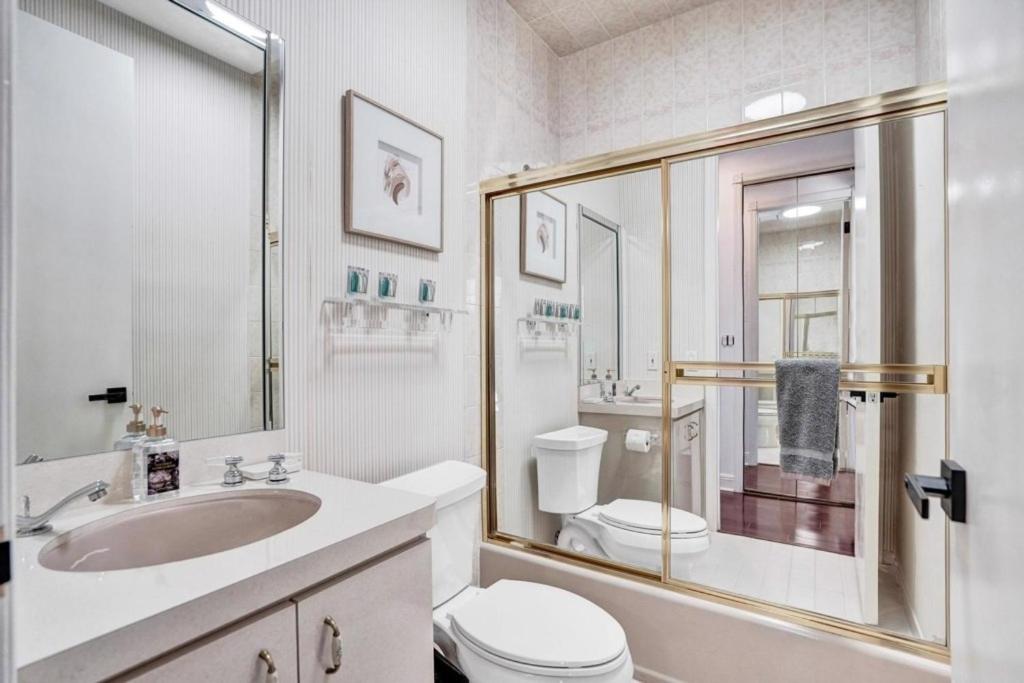 6BR Elegant Hollywood Lakes Mansion with Pool & Spa home