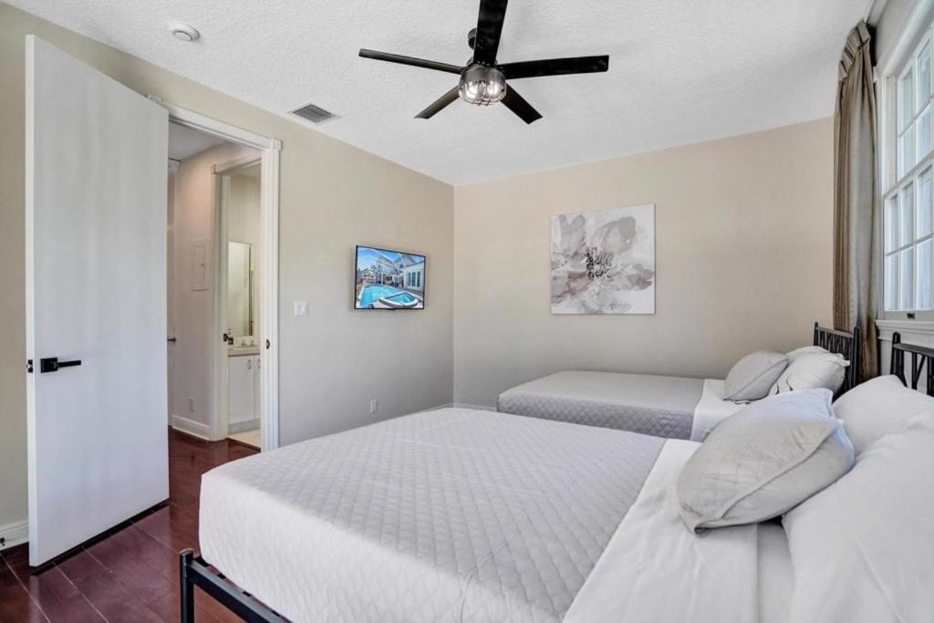 6BR Elegant Hollywood Lakes Mansion with Pool & Spa home