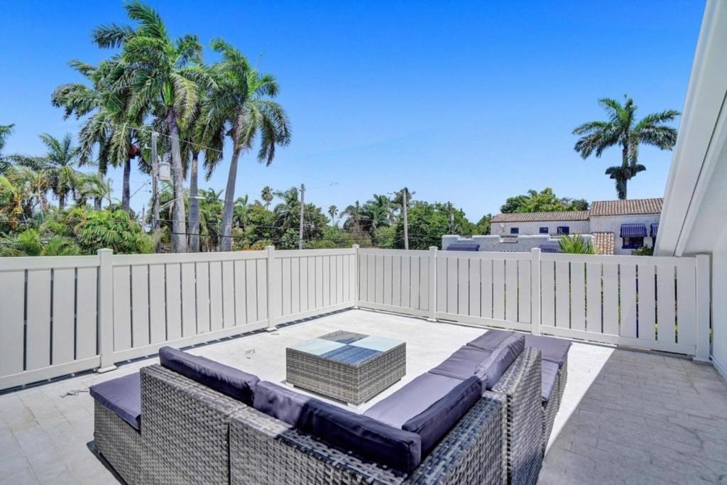 6BR Elegant Hollywood Lakes Mansion with Pool & Spa home