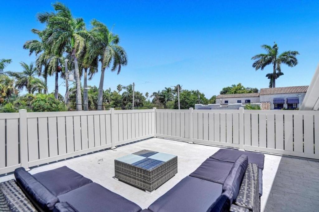6BR Elegant Hollywood Lakes Mansion with Pool & Spa home