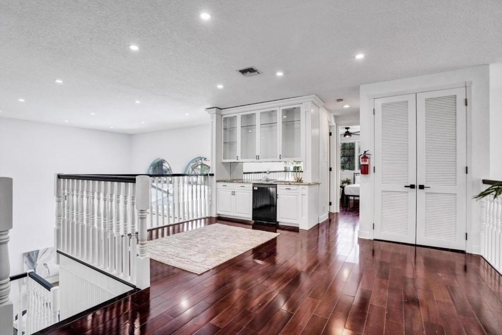 6BR Elegant Hollywood Lakes Mansion with Pool & Spa home