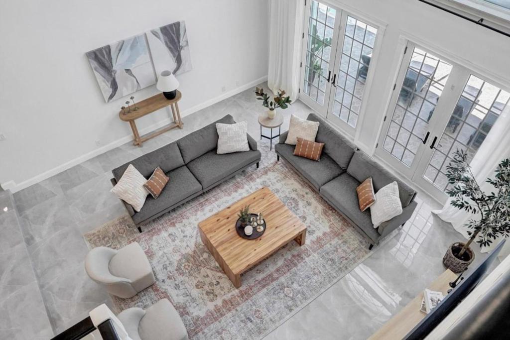 6BR Elegant Hollywood Lakes Mansion with Pool & Spa home