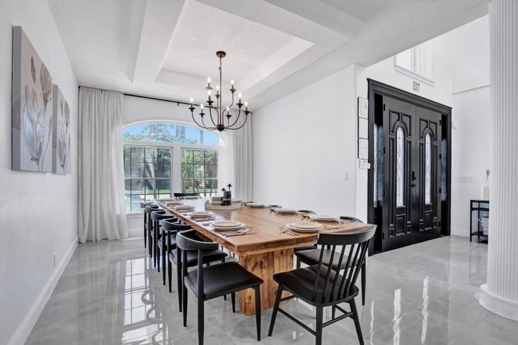 6BR Elegant Hollywood Lakes Mansion with Pool & Spa home