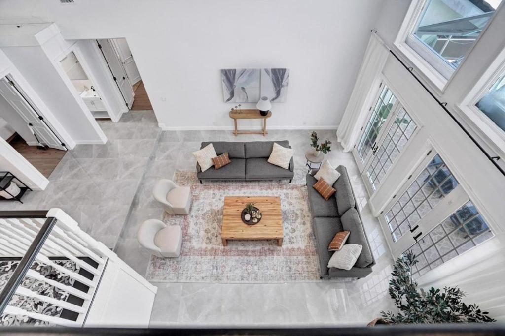 6BR Elegant Hollywood Lakes Mansion with Pool & Spa home