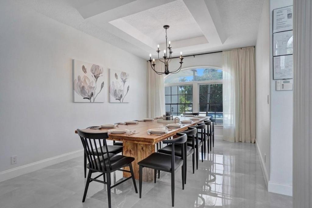 6BR Elegant Hollywood Lakes Mansion with Pool & Spa home