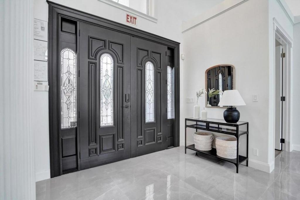 6BR Elegant Hollywood Lakes Mansion with Pool & Spa home