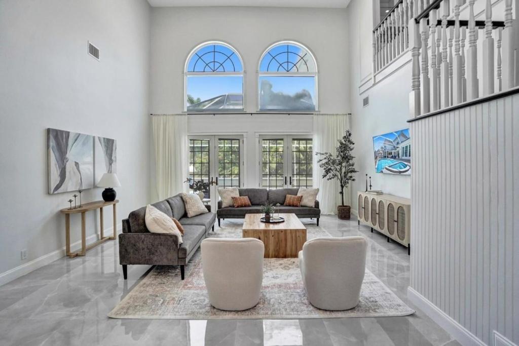 6BR Elegant Hollywood Lakes Mansion with Pool & Spa home