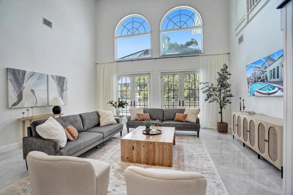 6BR Elegant Hollywood Lakes Mansion with Pool & Spa home