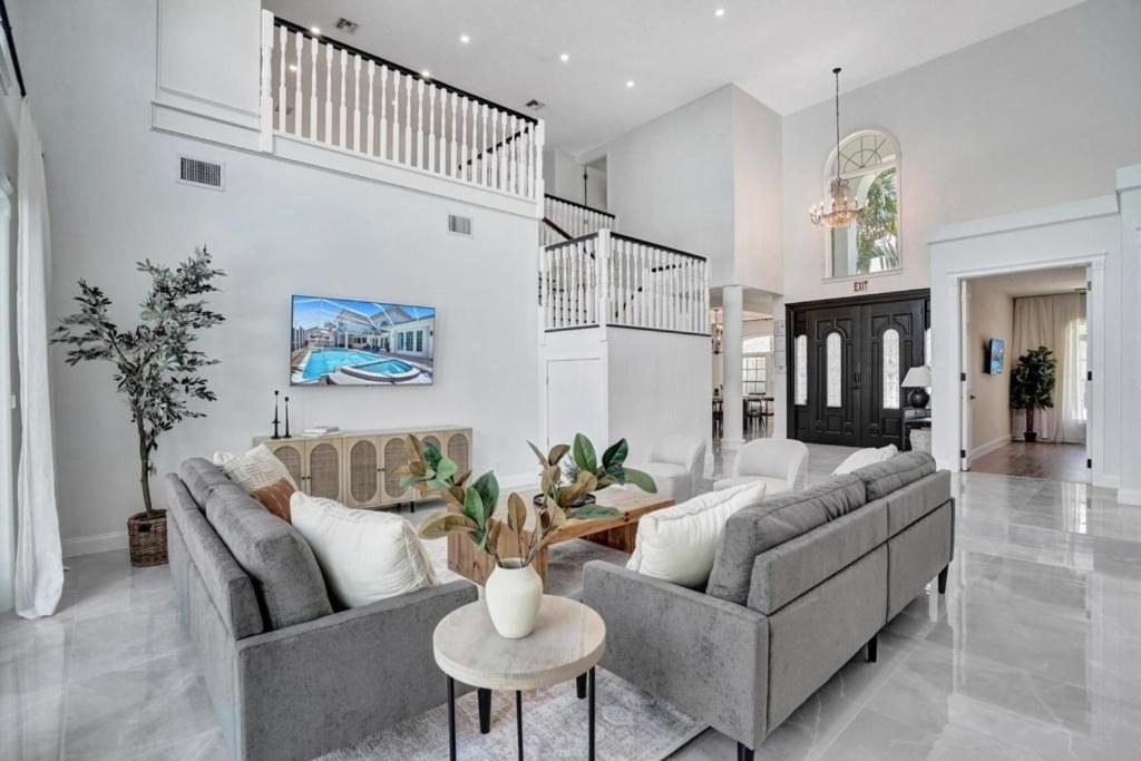 6BR Elegant Hollywood Lakes Mansion with Pool & Spa home