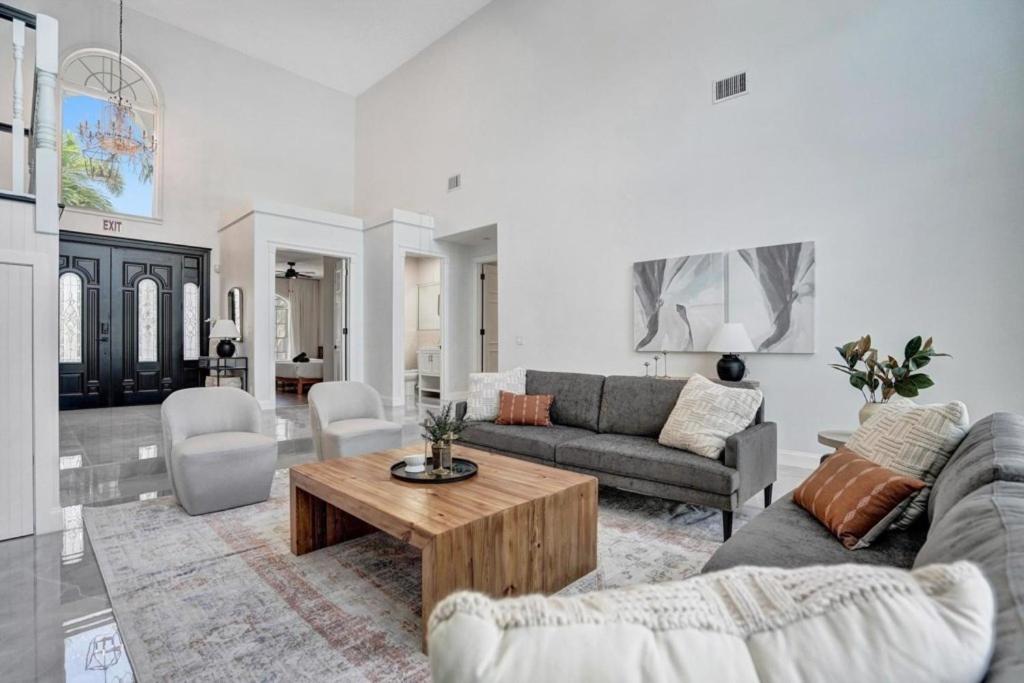 6BR Elegant Hollywood Lakes Mansion with Pool & Spa home