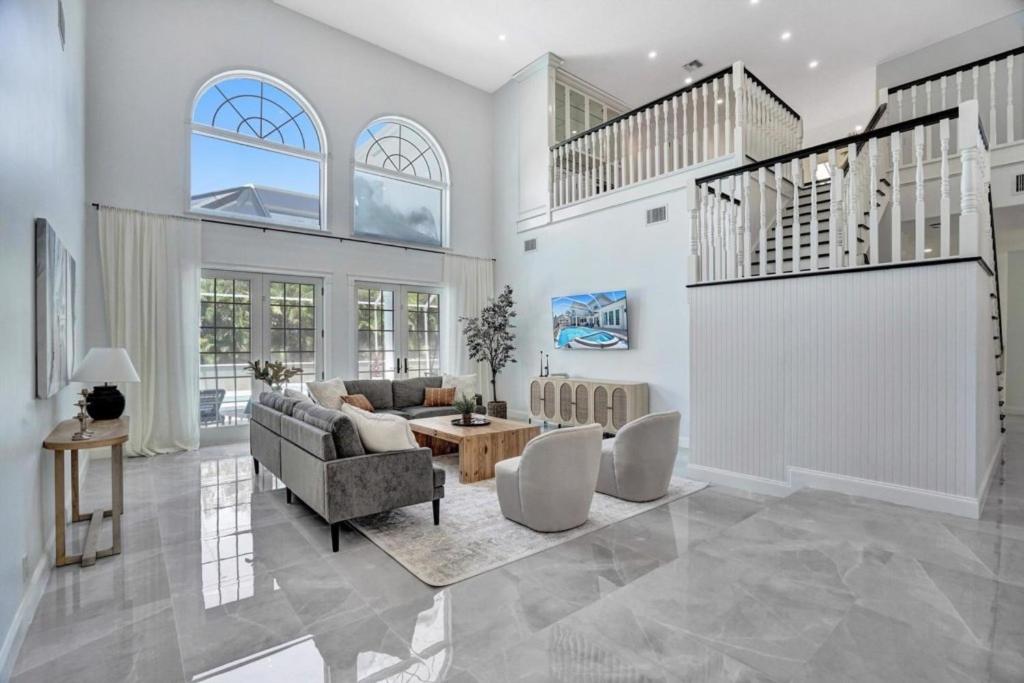6BR Elegant Hollywood Lakes Mansion with Pool & Spa home