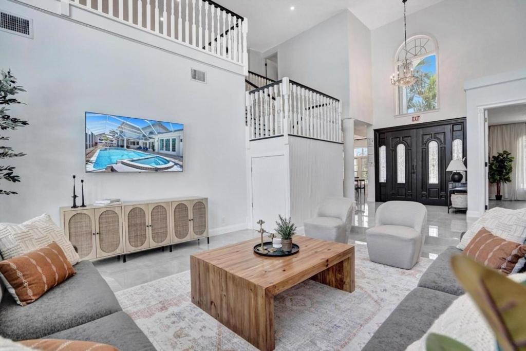 6BR Elegant Hollywood Lakes Mansion with Pool & Spa home