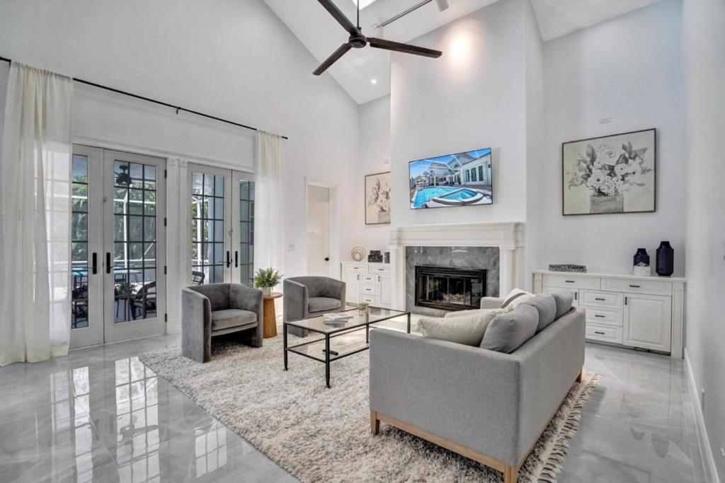 6BR Elegant Hollywood Lakes Mansion with Pool & Spa home