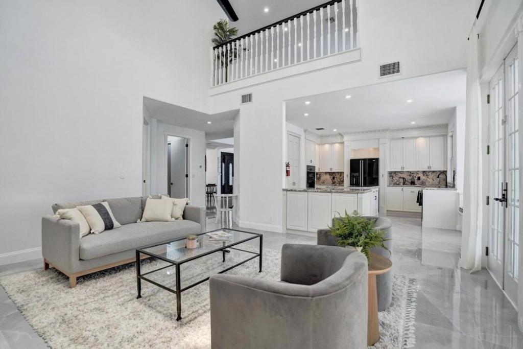 6BR Elegant Hollywood Lakes Mansion with Pool & Spa home