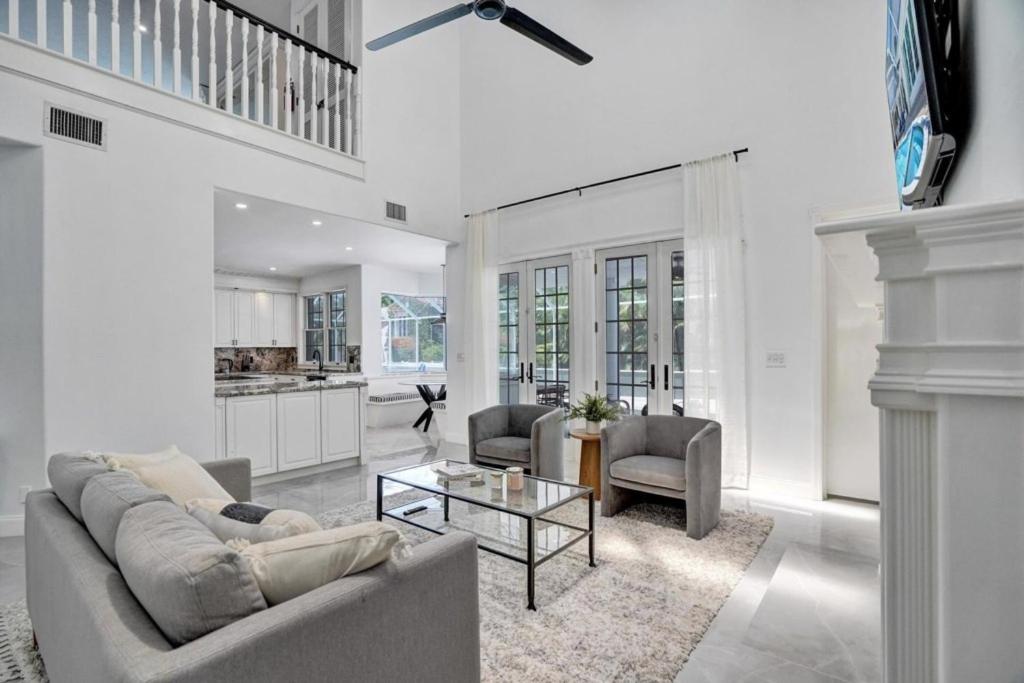 6BR Elegant Hollywood Lakes Mansion with Pool & Spa home