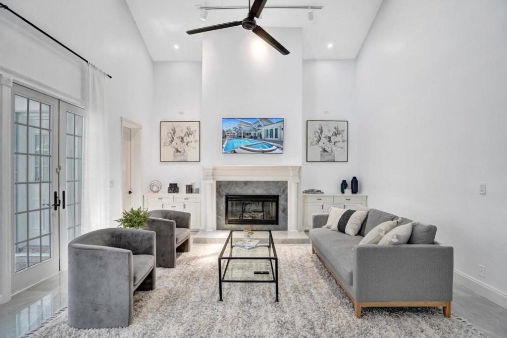 6BR Elegant Hollywood Lakes Mansion with Pool & Spa home