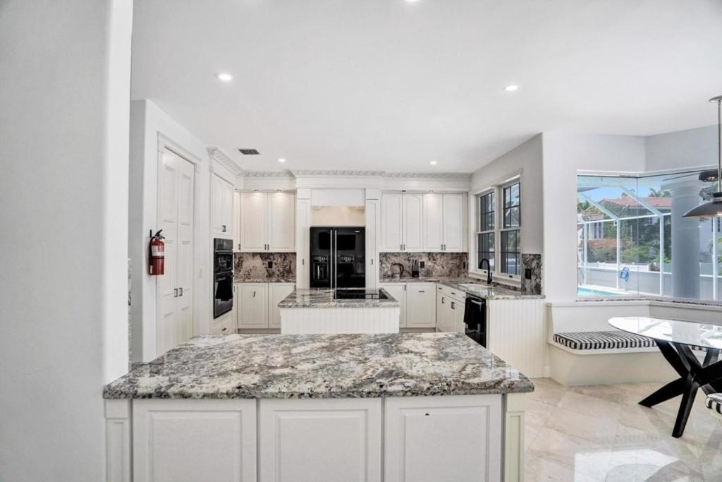 6BR Elegant Hollywood Lakes Mansion with Pool & Spa home