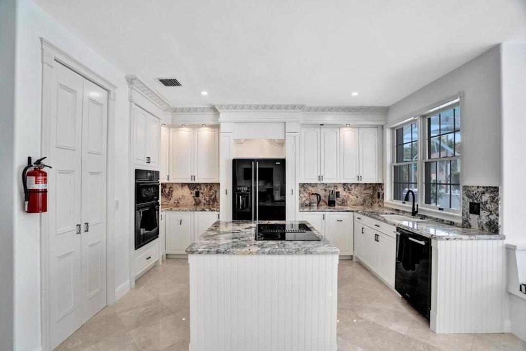 6BR Elegant Hollywood Lakes Mansion with Pool & Spa home