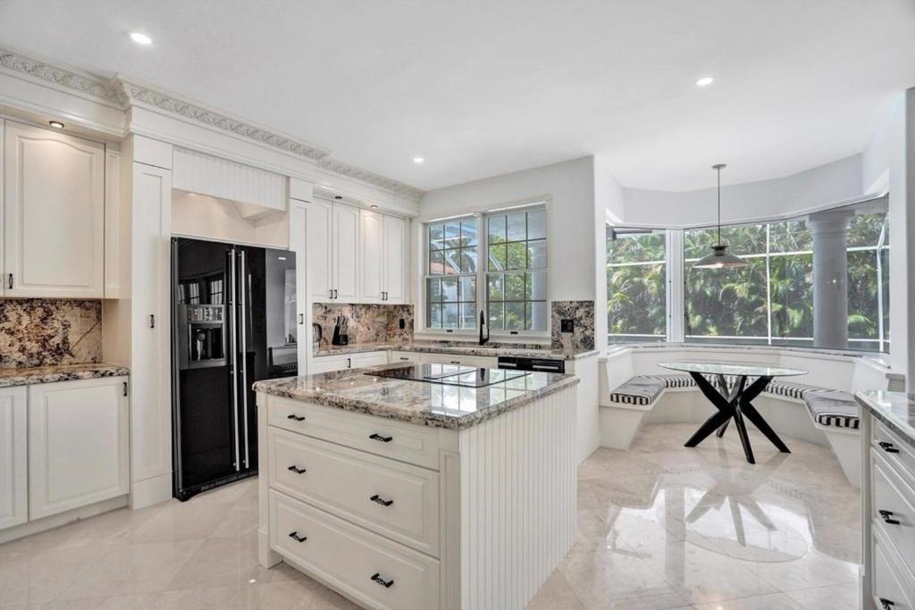 6BR Elegant Hollywood Lakes Mansion with Pool & Spa home