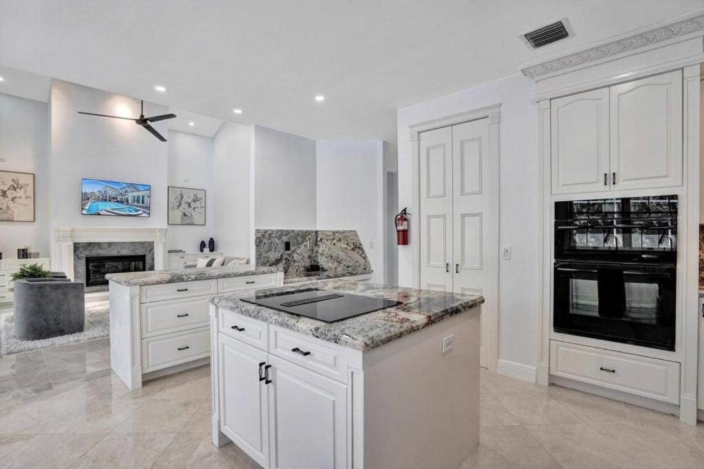 6BR Elegant Hollywood Lakes Mansion with Pool & Spa home
