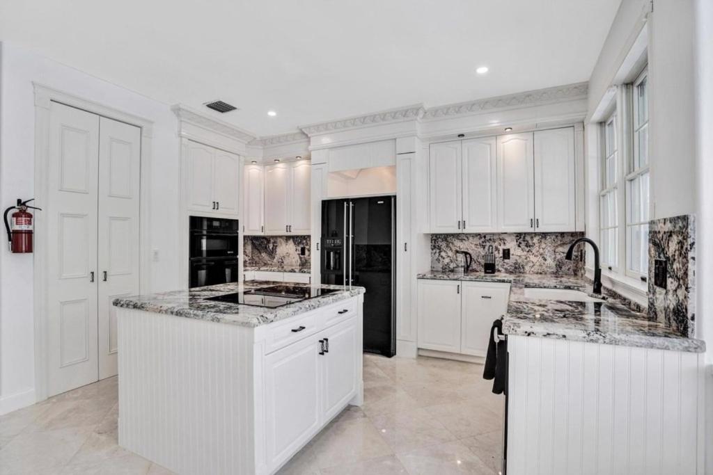 6BR Elegant Hollywood Lakes Mansion with Pool & Spa home