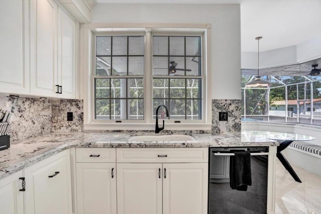6BR Elegant Hollywood Lakes Mansion with Pool & Spa home