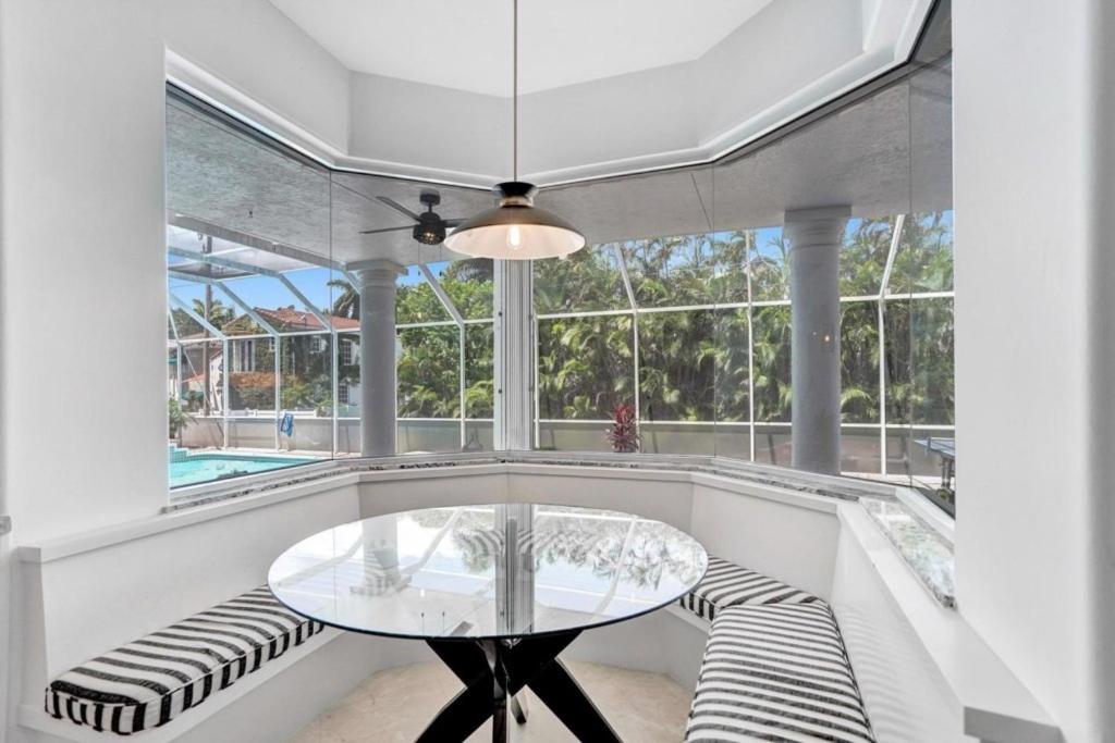 6BR Elegant Hollywood Lakes Mansion with Pool & Spa home