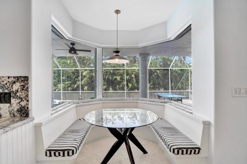 6BR Elegant Hollywood Lakes Mansion with Pool & Spa home