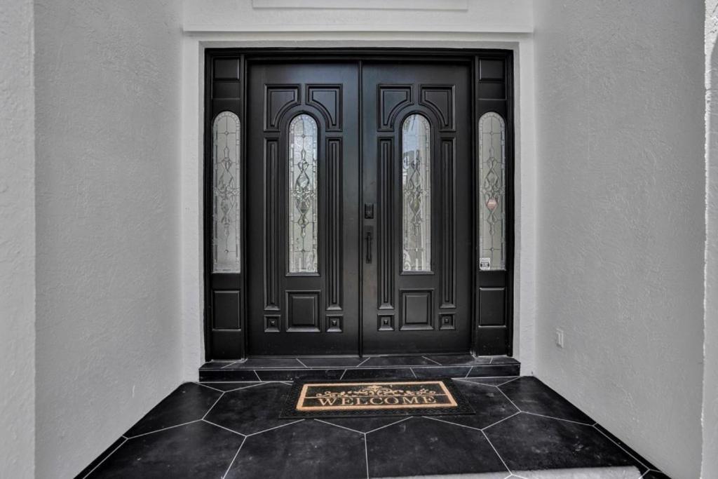6BR Elegant Hollywood Lakes Mansion with Pool & Spa home
