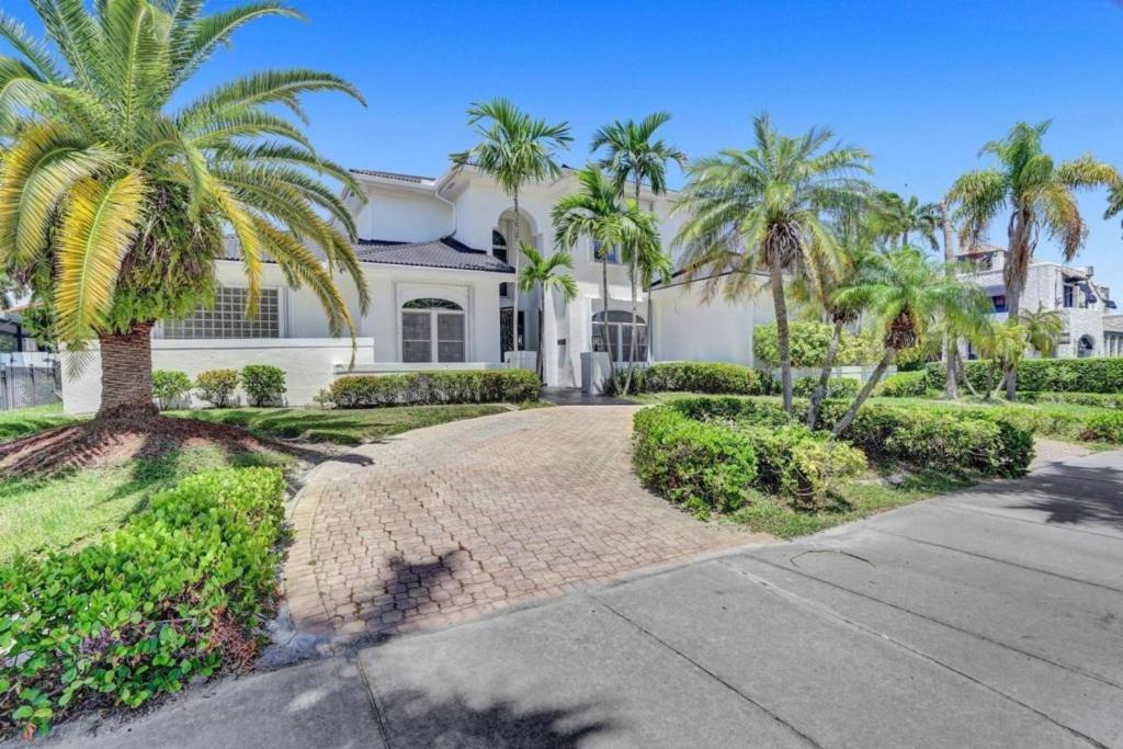 6BR Elegant Hollywood Lakes Mansion with Pool & Spa home