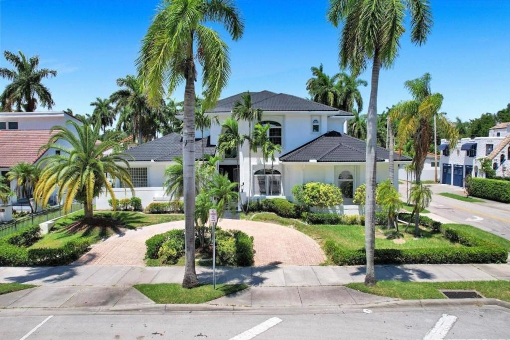 6BR Elegant Hollywood Lakes Mansion with Pool & Spa home