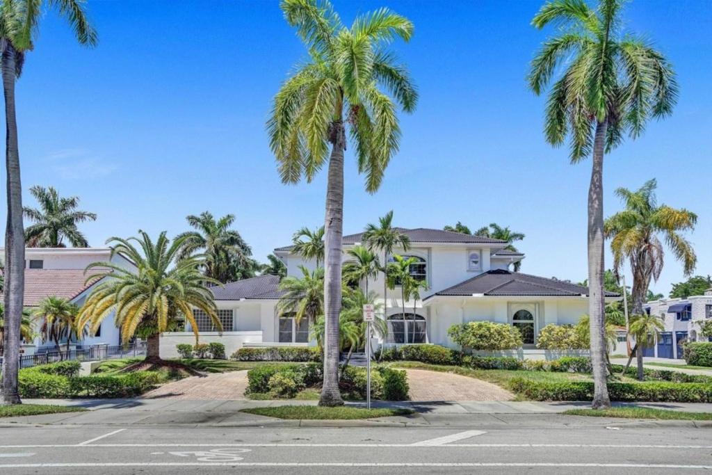 6BR Elegant Hollywood Lakes Mansion with Pool & Spa home