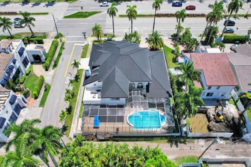 6BR Elegant Hollywood Lakes Mansion with Pool & Spa home
