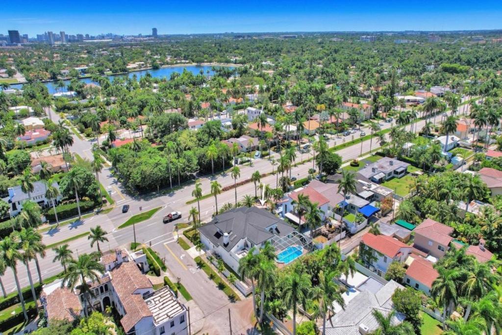 6BR Elegant Hollywood Lakes Mansion with Pool & Spa home