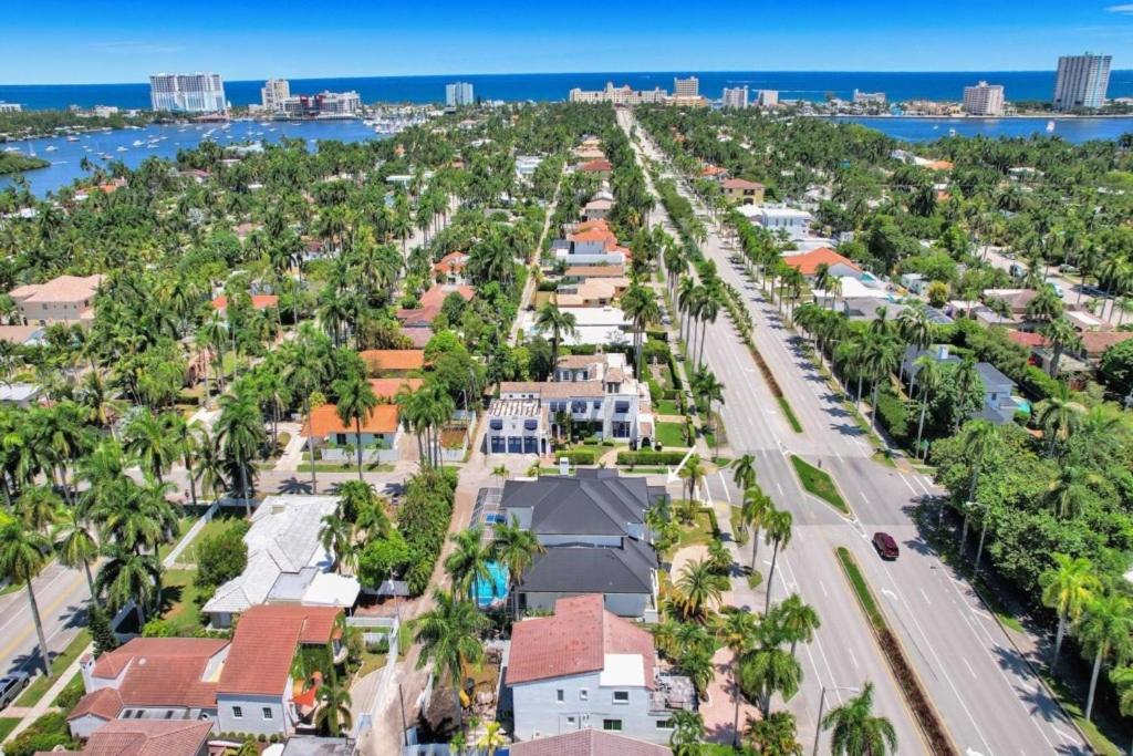 6BR Elegant Hollywood Lakes Mansion with Pool & Spa home