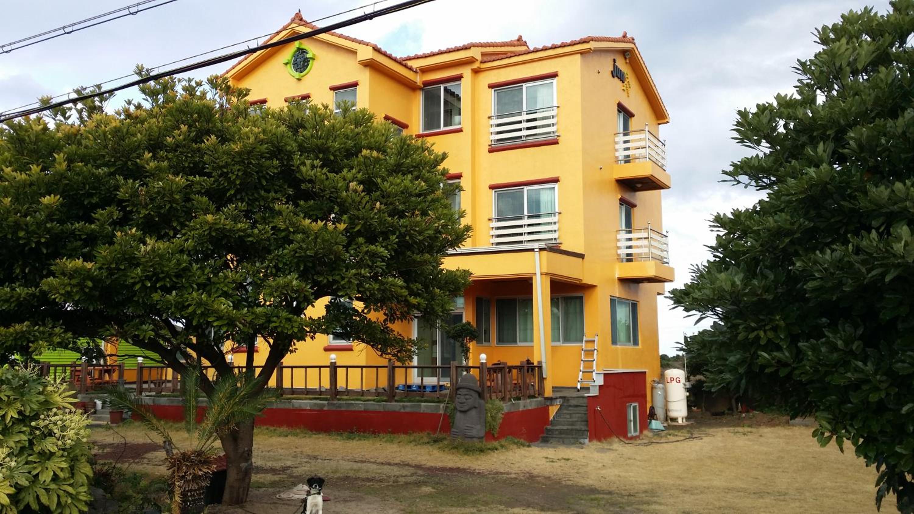 Jun House