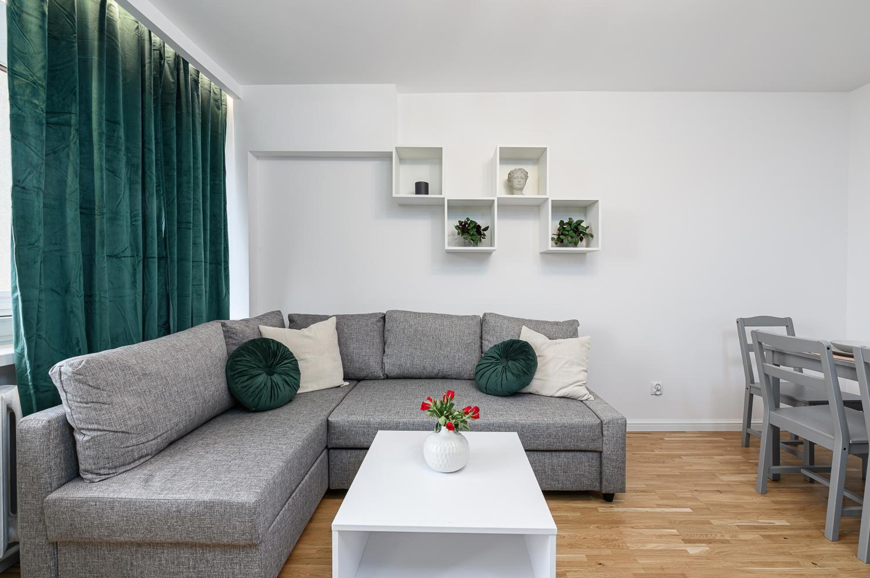 Lumina spacious 3-room apartment with balcony