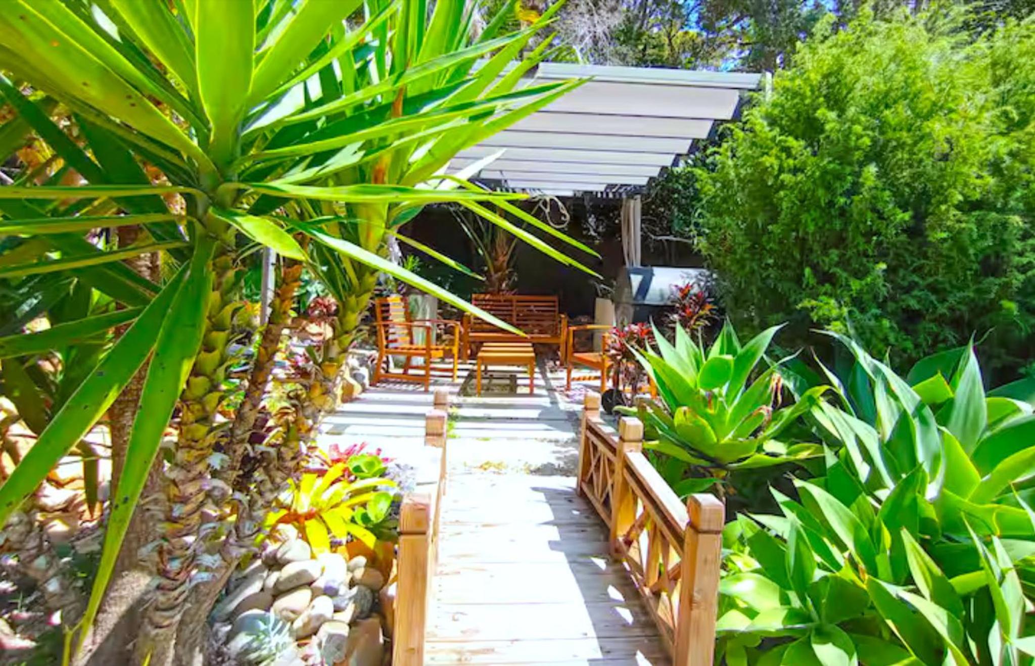 Charming Retreat at Famous Palm Beach Outdoor Spa till 8 Walk to Ocean beach