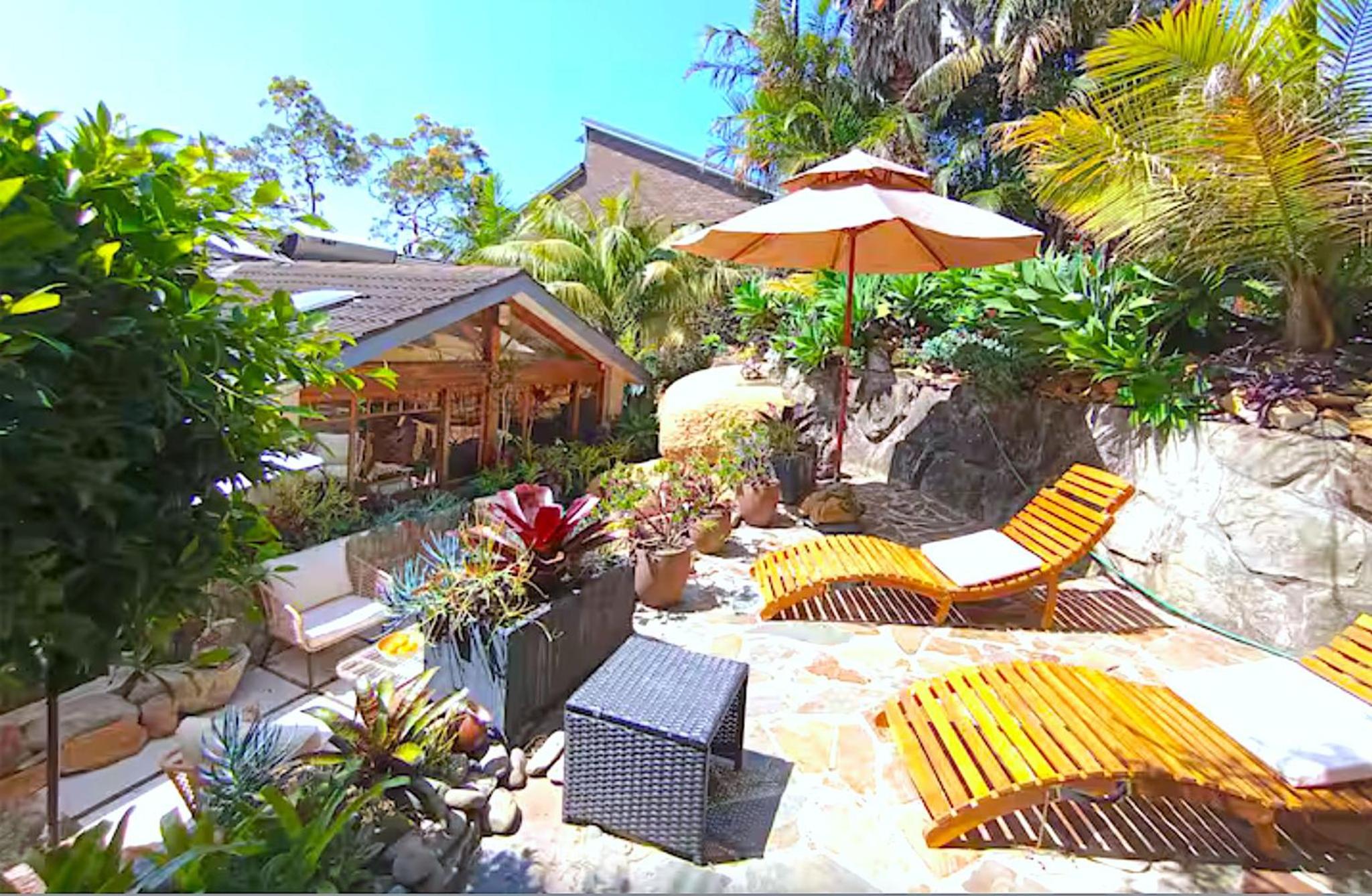 Charming Retreat at Famous Palm Beach Outdoor Spa till 8 Walk to Ocean beach