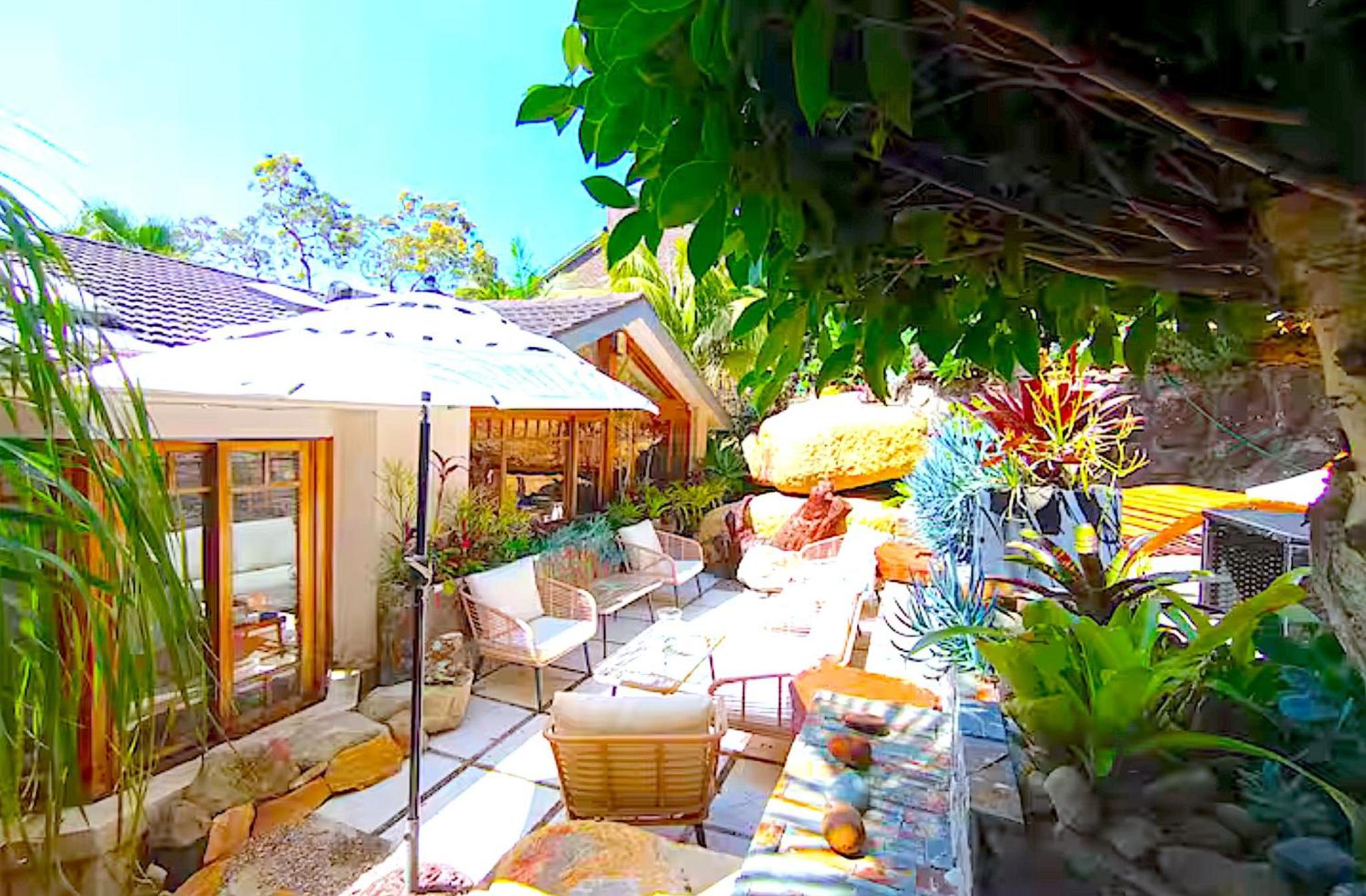 Charming Retreat at Famous Palm Beach Outdoor Spa till 8 Walk to Ocean beach