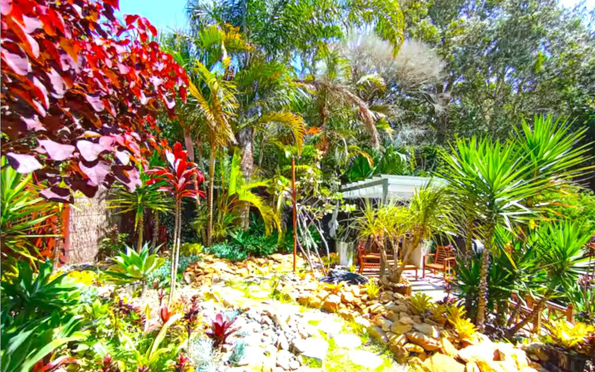 Charming Retreat at Famous Palm Beach Outdoor Spa till 8 Walk to Ocean beach