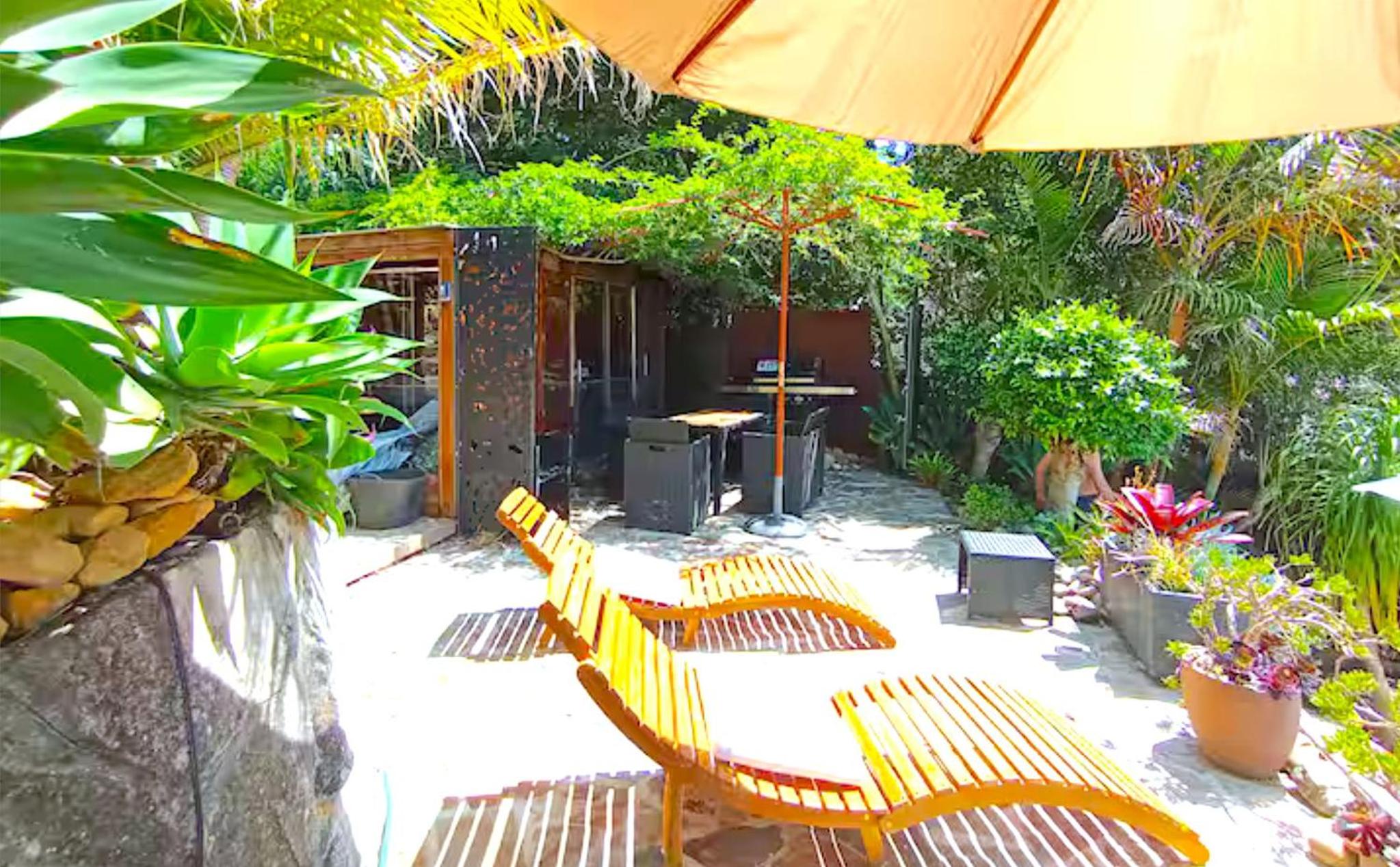 Charming Retreat at Famous Palm Beach Outdoor Spa till 8 Walk to Ocean beach